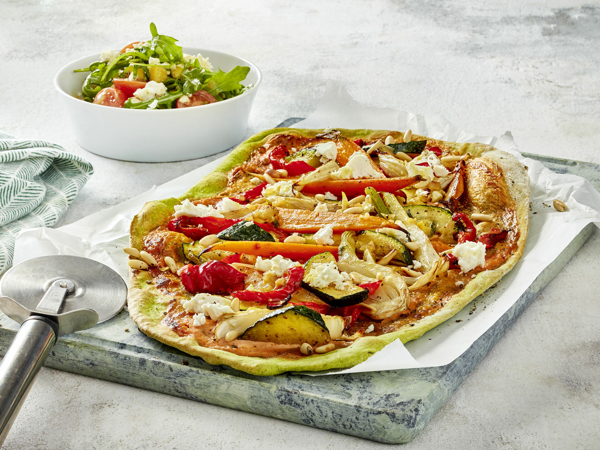 Grüner Flammkuchen mit mediterranem Gemüse