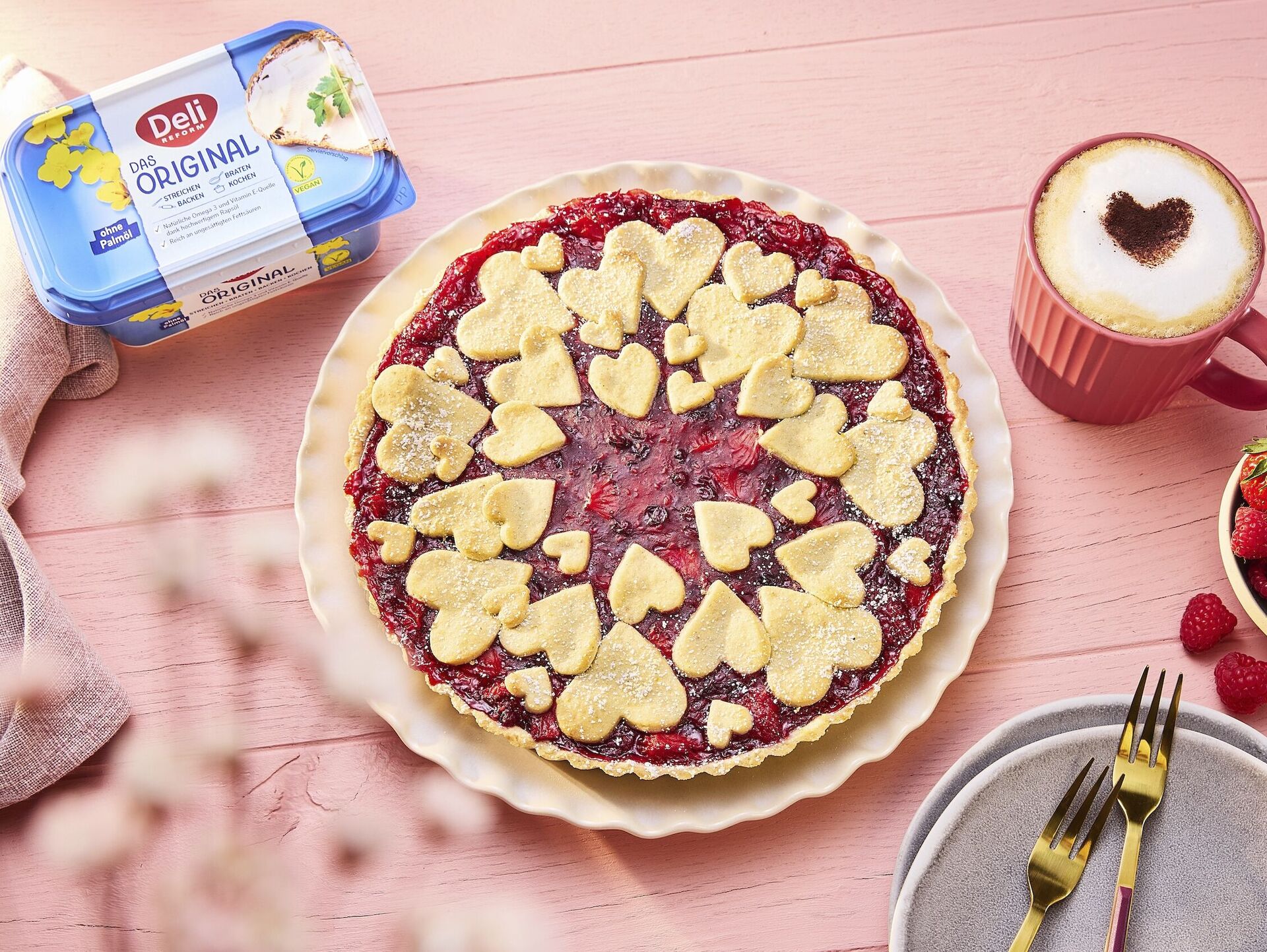 Gedeckte Beerentarte mit Vanillepudding