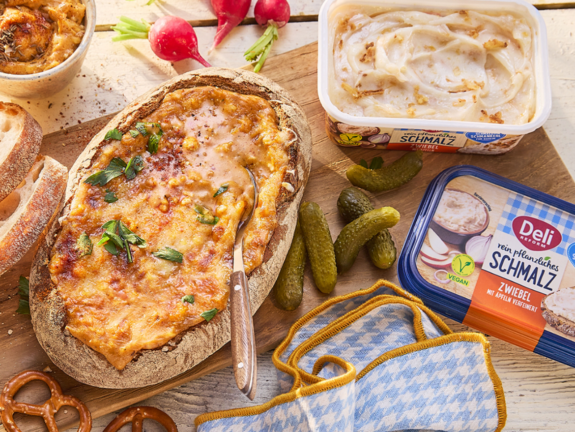 Knuspriges Wiesn-Brot mit cremigem Obazda und pflanzlichem Schmalz