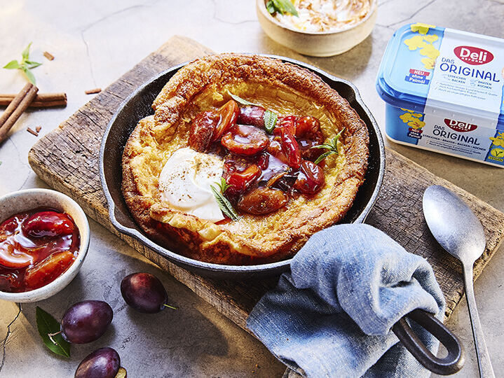 Dutch Baby mit Pflaumenkompott und Zimtcreme