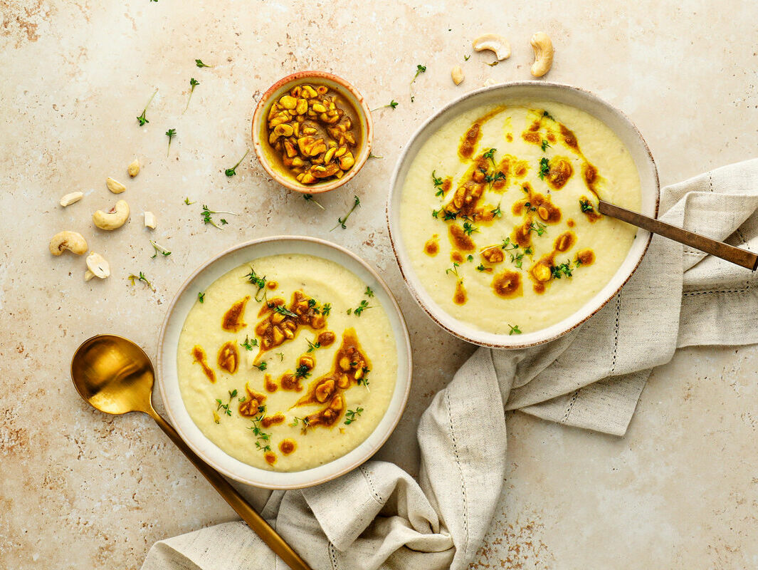 Cremige Blumenkohl-Cashew-Suppe mit veganer Curry-Butter 