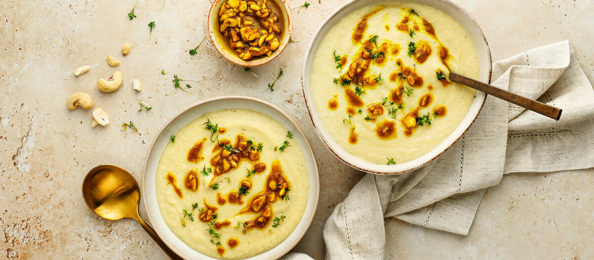 Blumenkohl-Cashew-Suppe mit veganer Curry-Butter