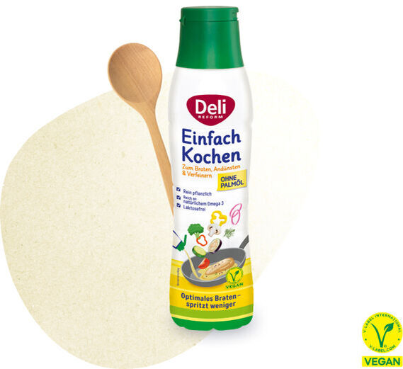 Flasche Deli Reform Einfach Kochen mit grünem Deckel und Holzlöffel vor hellgelbem Hintergrund