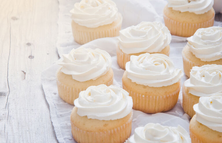 Cupcakes mit aufgespritzter Buttercreme