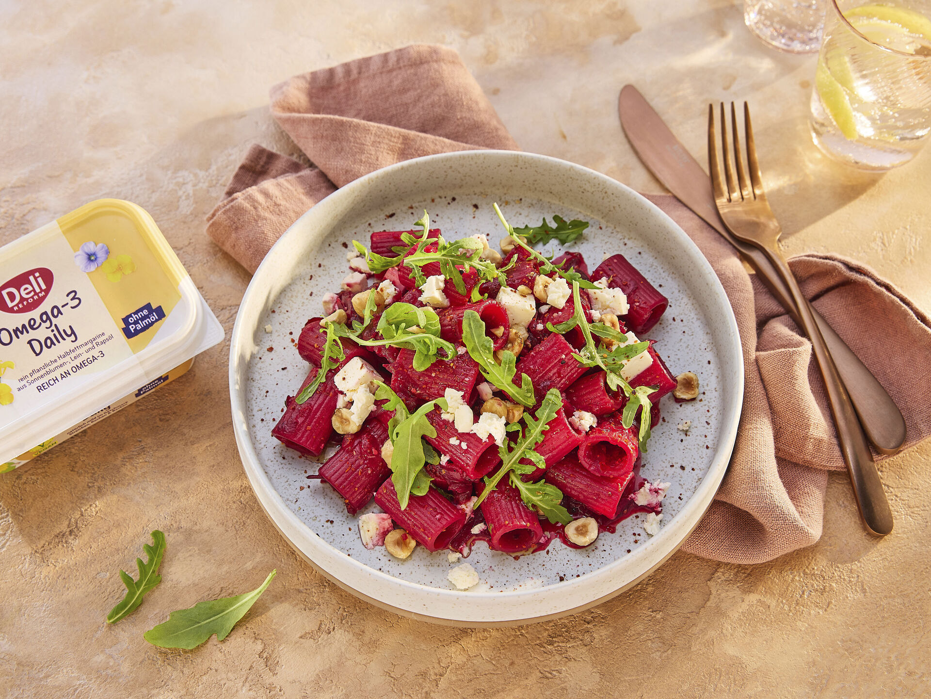 Pink Pasta mit Roter Bete, Feta und Rucola