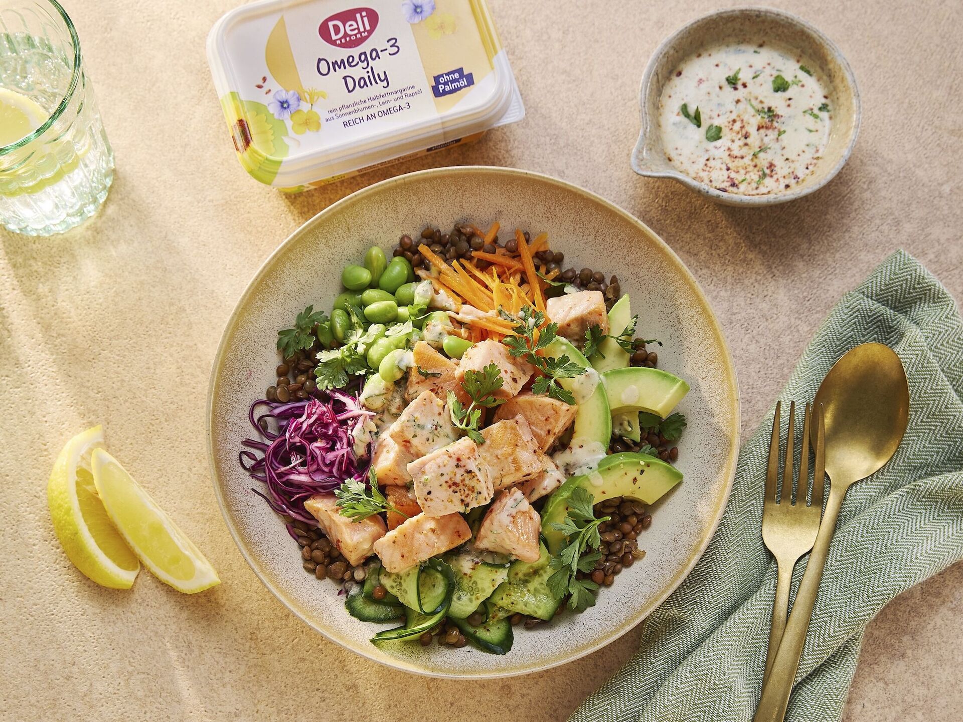 Omega-3-Power-Bowl mit Lachs, Linsen und cremigem Tahini-Dressing