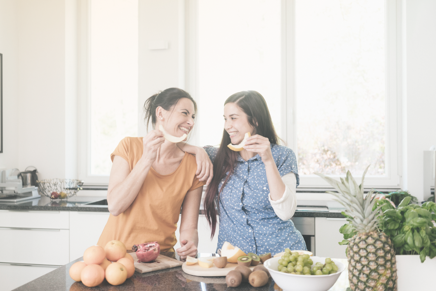Zwei junge Frauen haben Spaß beim Essen von frischem Obst.
