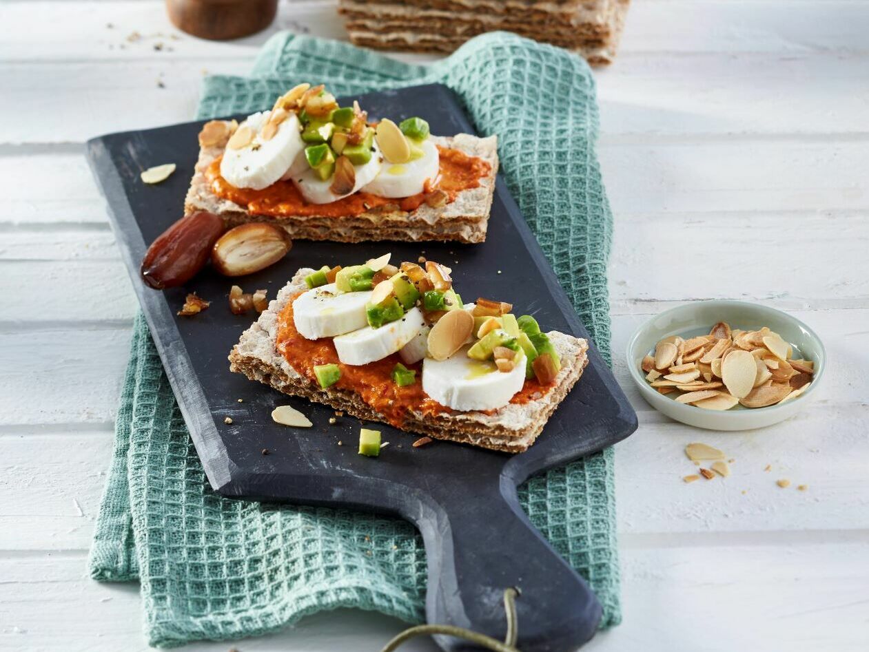 Knäckebrot mit Paprika, Ziegenkäse und Avocado-Dattelwürfeln