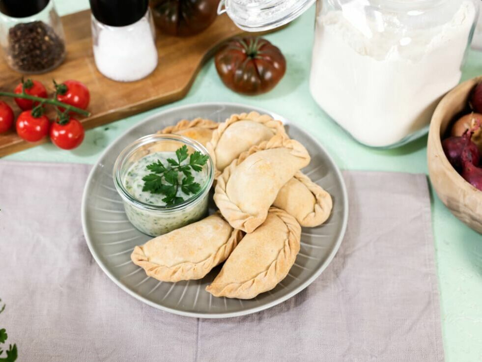 Vegane Empanadas mit Tomaten-Kichererbsen-Füllung