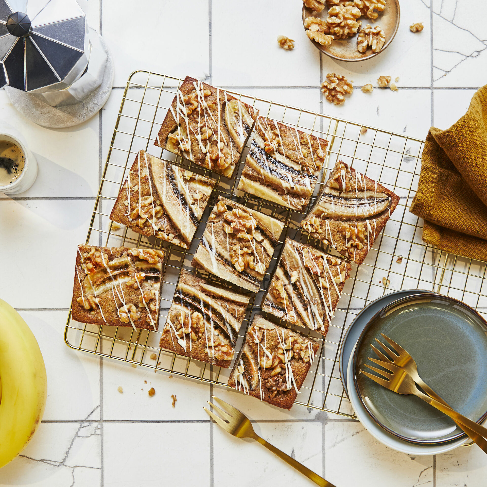 Bananen, Nüsse und Kaffee neben einem gebackenen Bananenbrot