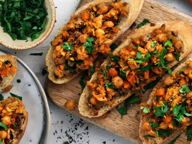 Bruschetta mit warmem Kichererbsensalat