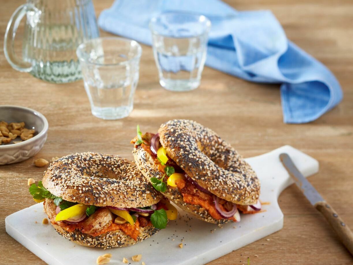 Mehrkorn-Bagel mit gebratener Putenbrust und Erdnüssen 