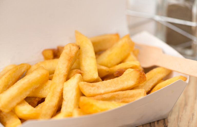 Eine Portion Pommes Frites in einer Pappschachtel.