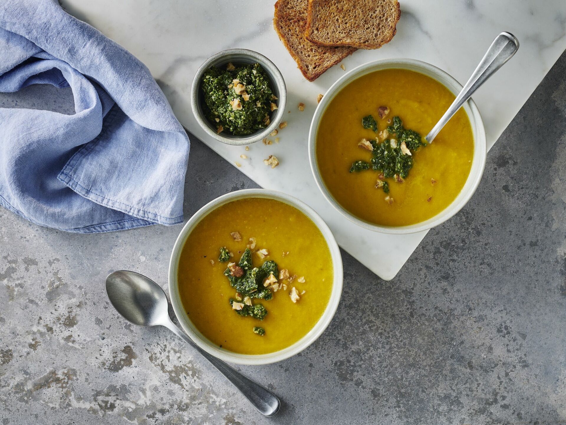 Cremige Gemüsesuppe mit Endivienpesto