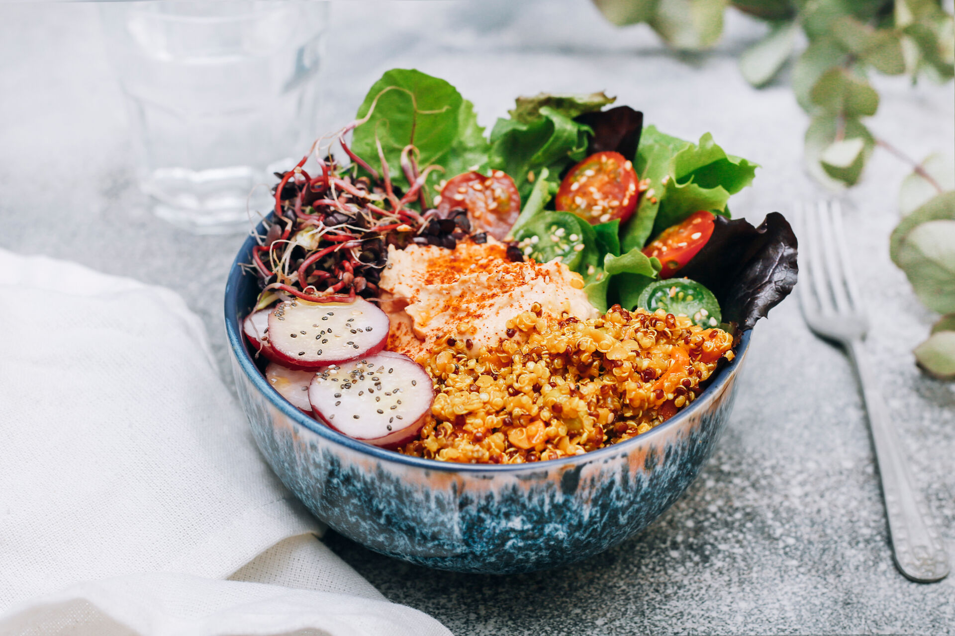 Eine Bowl mit vielen unterschiedlichen gesunden Zutaten