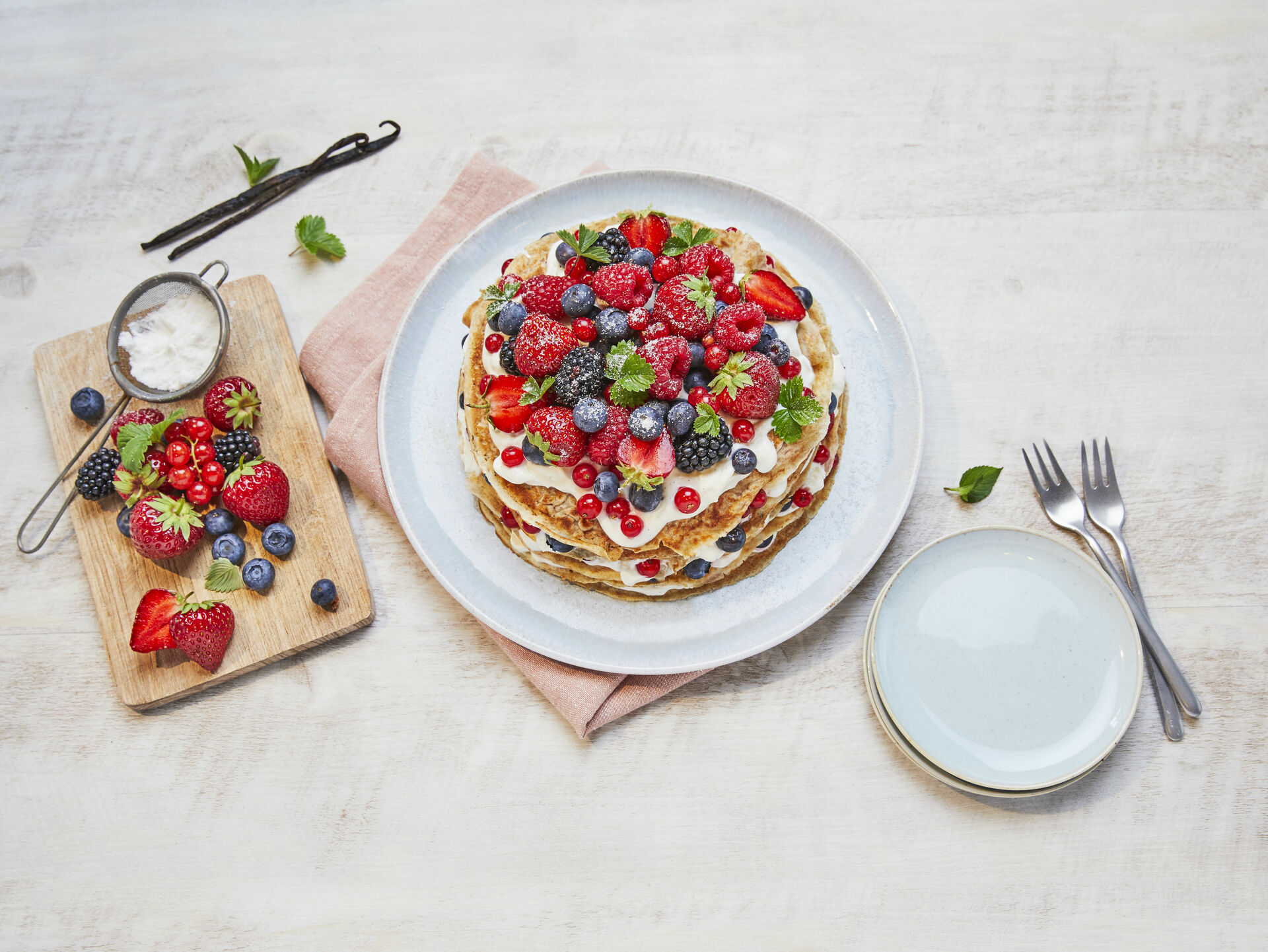 Pfannkuchen-Torte mit frischen Beeren und Vanille-Quark