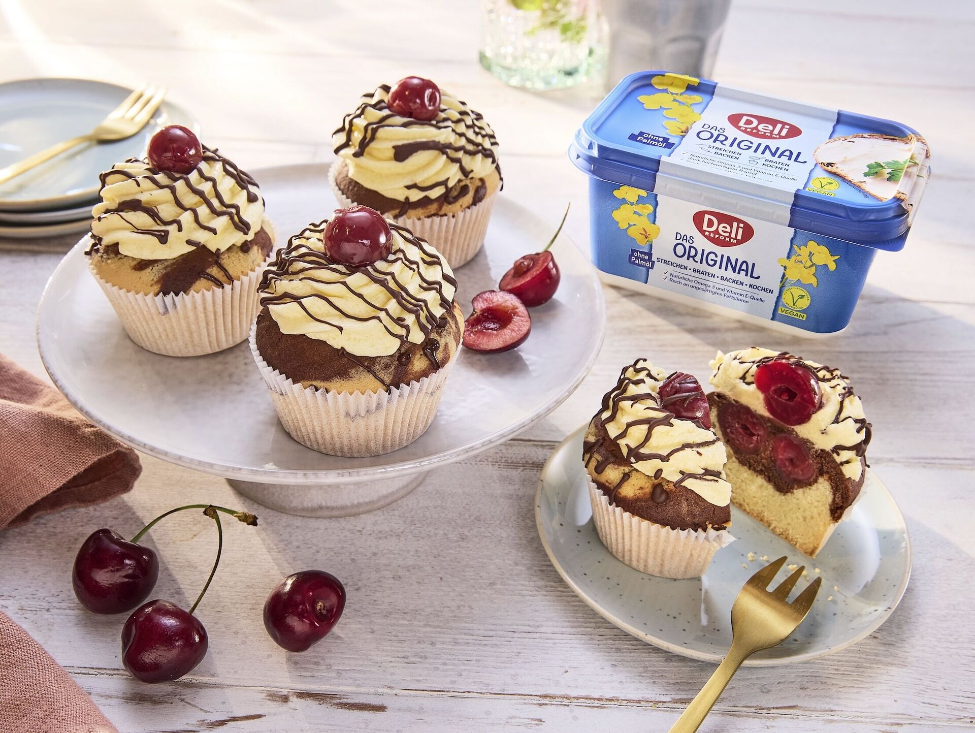 Donauwellen-Cupcakes mit Kirschfüllung und Vanillecreme