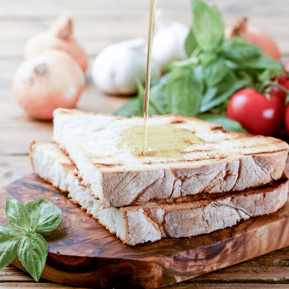 Zwei Scheiben Graubrot mit Margarine bestrichen