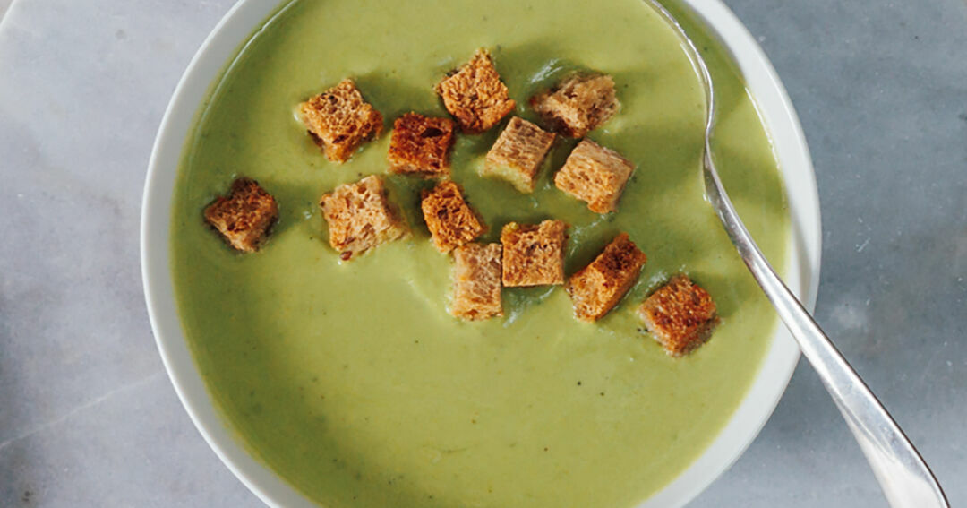 Cremige Erbsensuppe mit knusprigen Croutons | Deli Reform