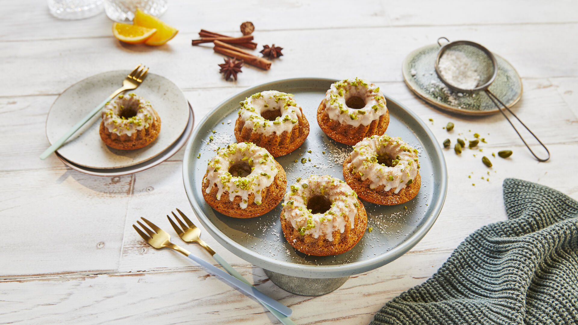 Mini-Kuchen, belegt mit Pistazien