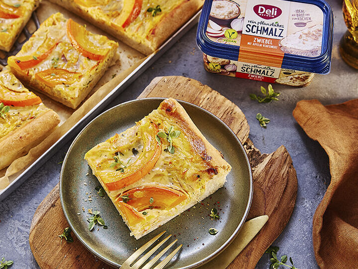 Kürbis-Blechkuchen mit Ziegenkäse und Honig