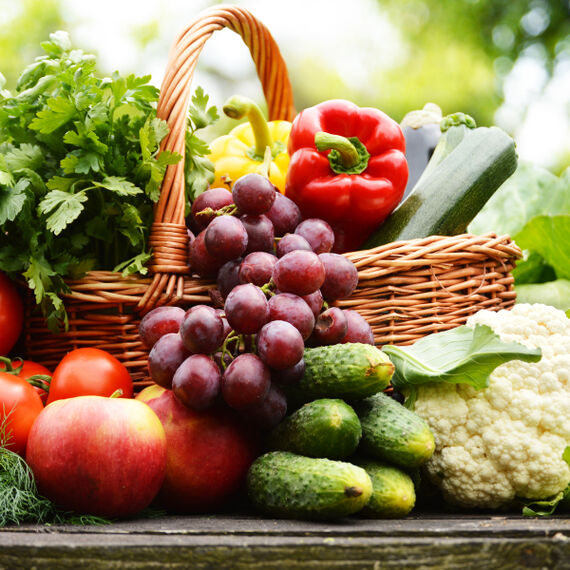 Ein Korb mit Obst und Gemüse
