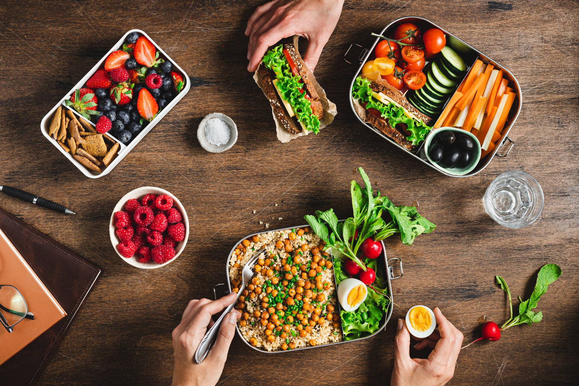 Aufnahme in Vogelperspektive gut gefüllten Lunchboxen mit Obst, Gemüse, Eiern und Brot