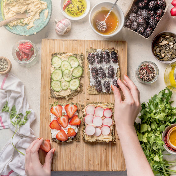 Ein großes Brett mit verschiedenen, gesund belegten Brot-Snacks