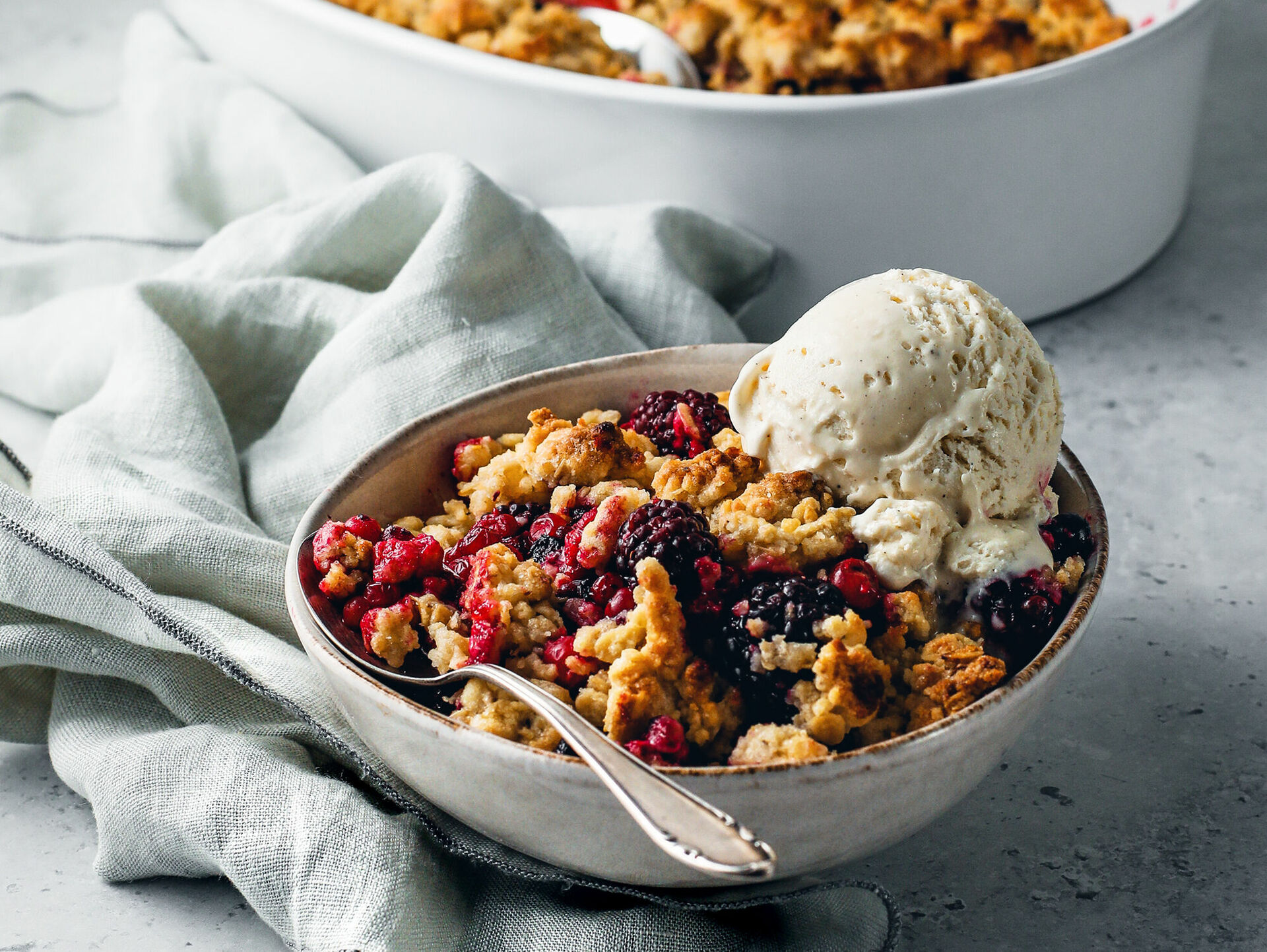 Beeren-Hafer-Crumble mit Vanilleeis