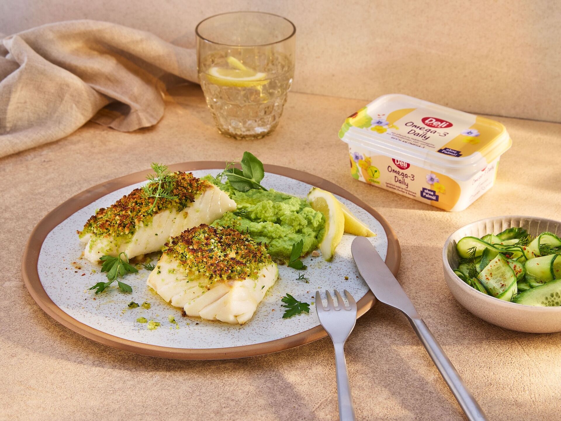 Knuspriges Schlemmerfilet mit Erbsenpüree und Gurkensalat
