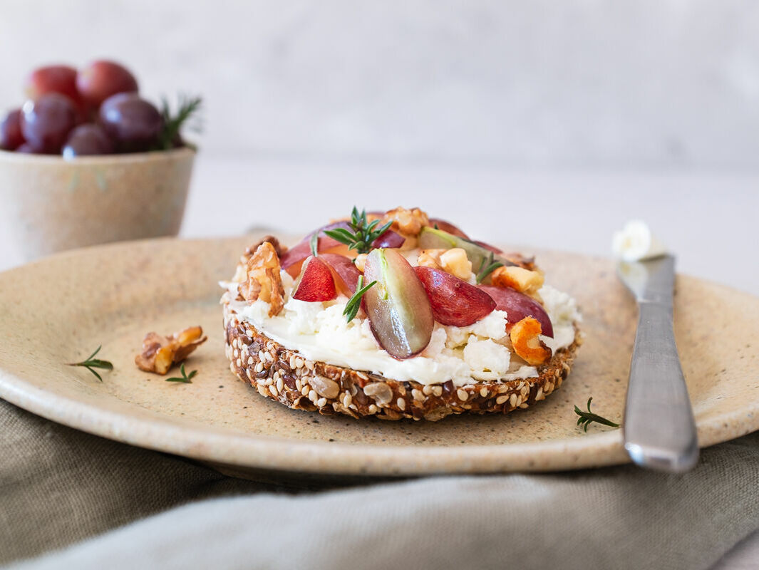 Butterbrot mit Ziegenfrischkäse und Weintrauben-Nusstopping