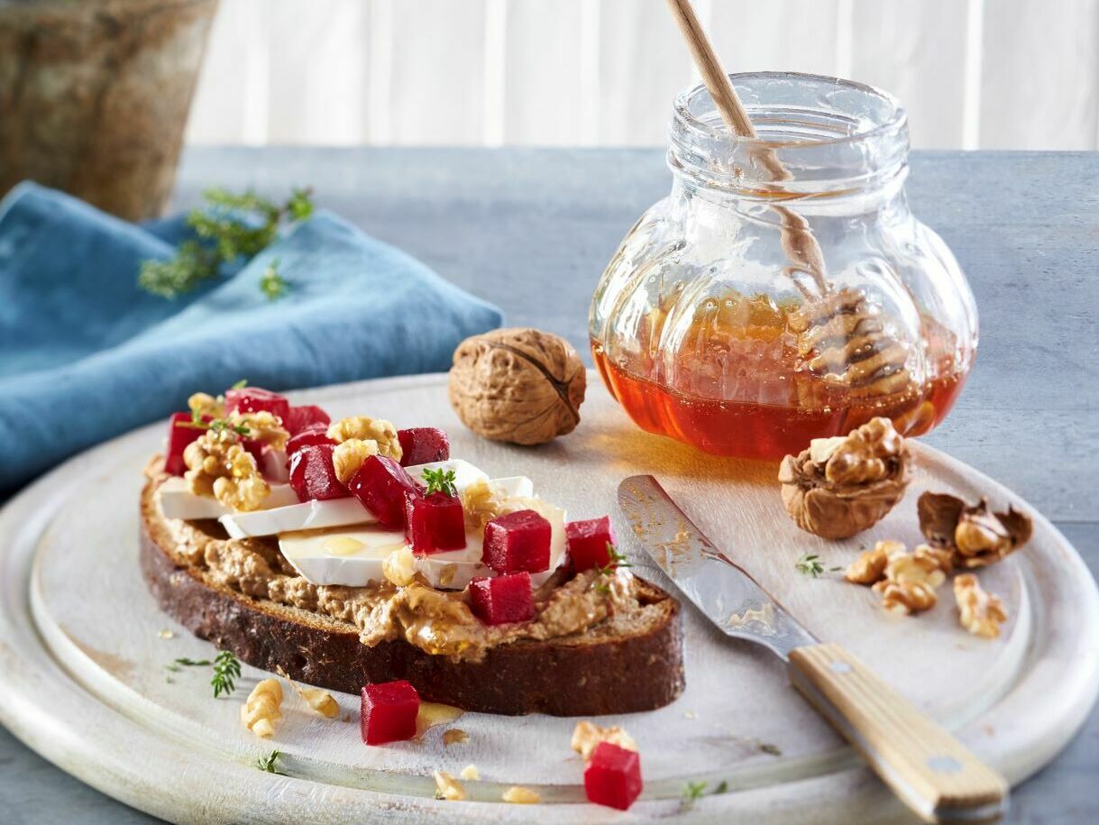 Bauernbrot mit Pilzen, Camembert und Roter Beete