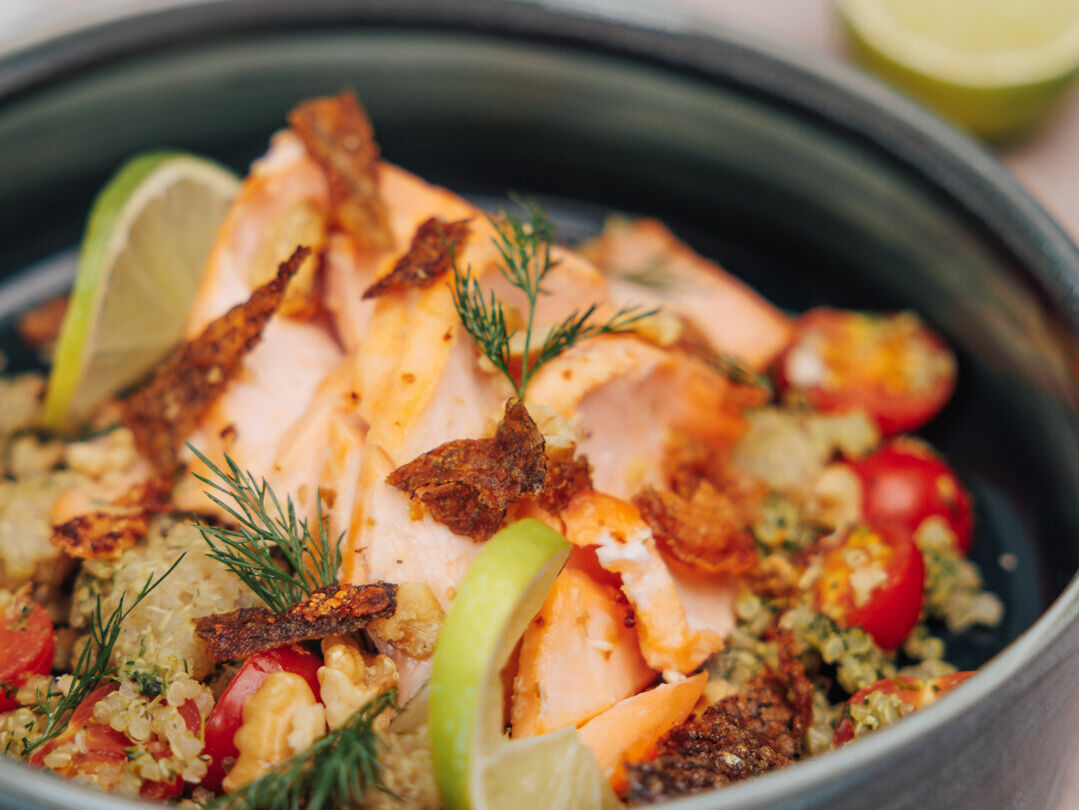 Pulled Lachs auf Walnuss-Spinat-Quinoa