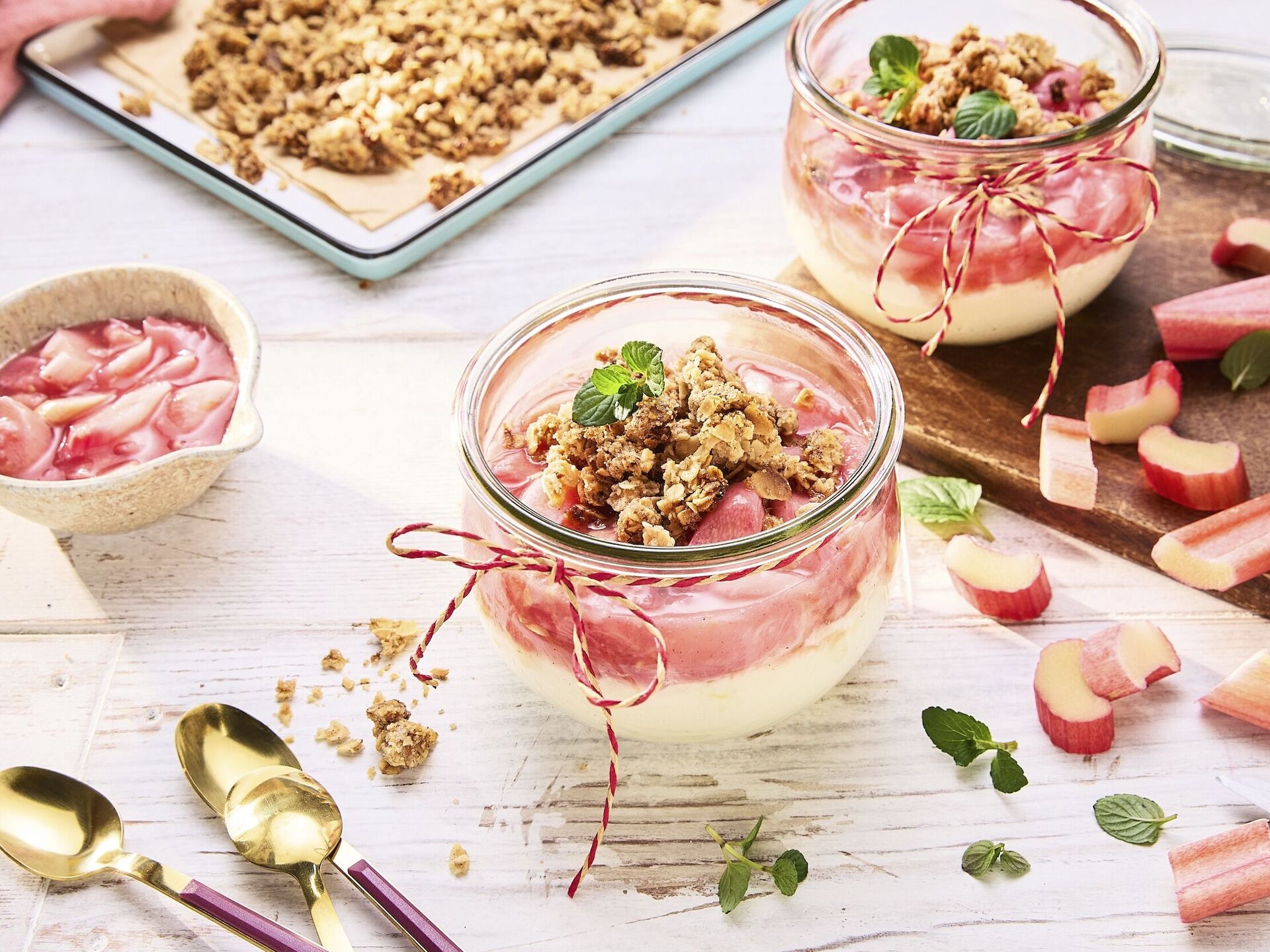 Rhabarber-Crumble im Glas